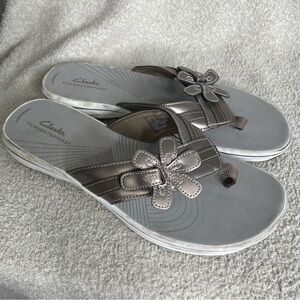 Clarks womens Brinkley Flora Flip Flop Pewter Synthetic Size 10M